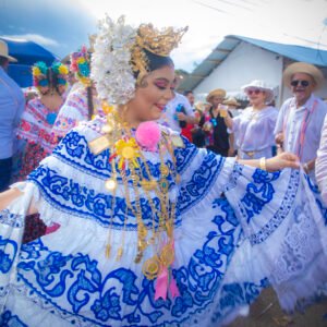 Alquiler de Pollera Sombreada Azul para niña de 10 a 12 años