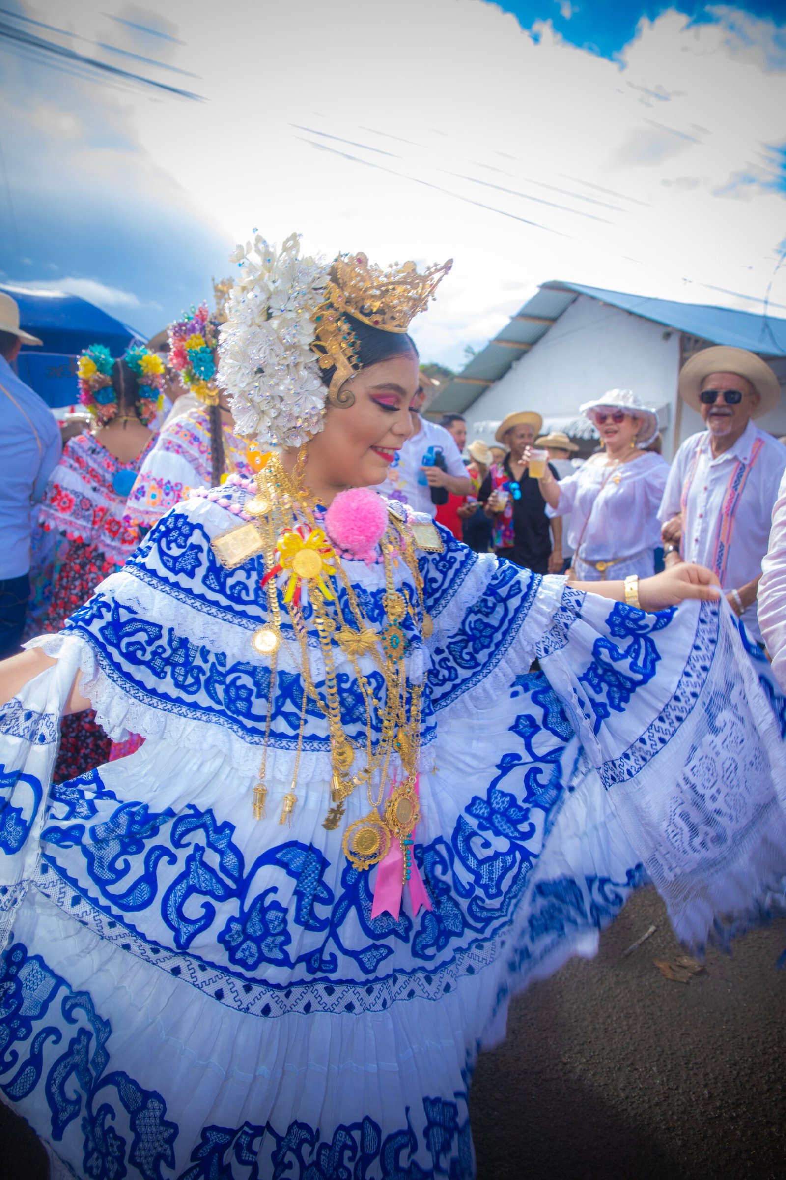 Alquiler de Pollera Sombreada Azul para niña de 10 a 12 años