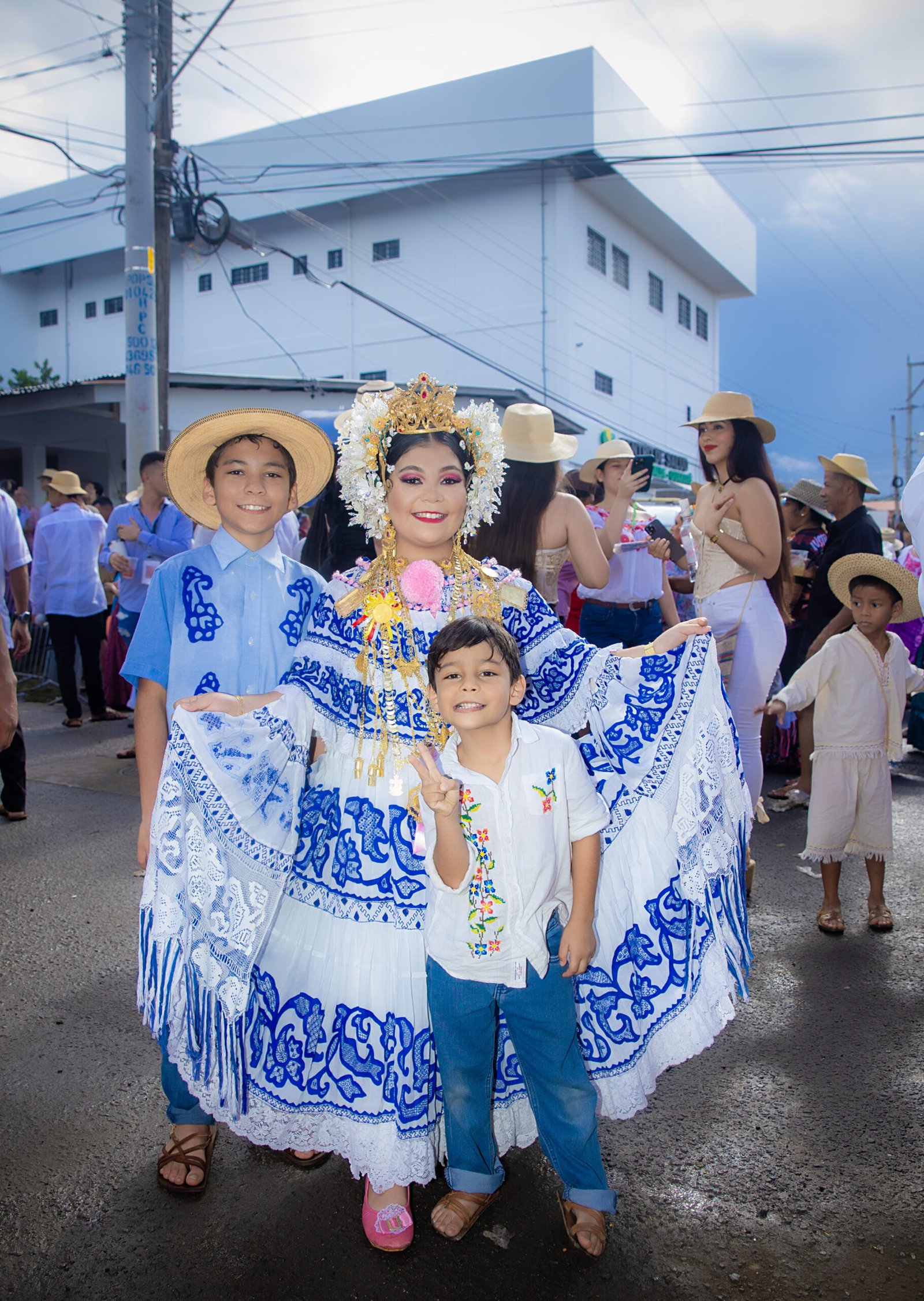 Alquiler de Pollera Sombreada Azul para niña de 10 a 12 años - Imagen 2