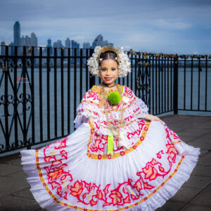 Alquiler de Pollera sombreada con rojo y toques de verde bordada  para niña 5 a 7 años