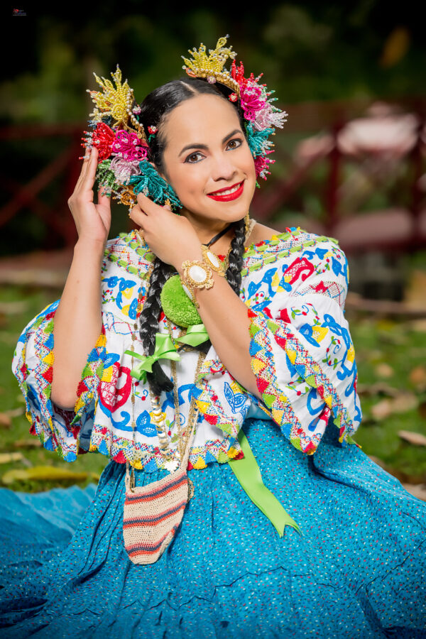 Alquiler de Pollera montuna Zurcida para Adulta – Azul, Rojo y Amarillo