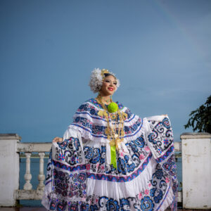 Alquiler de Pollera Marcada negra con azul y rosa