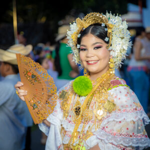 Alquiler de Pollera  de organza  con toque de rojo vino y rosado de niña 11 a 12 años